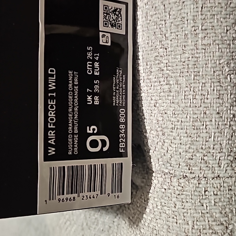 Nike Women's Sneakers in Red and Black - Picture 6 of 6